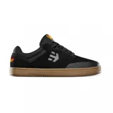 Championes Etnies Marana X Santa Cruz, color negro con logo de Etnies en gris y suela marrón.