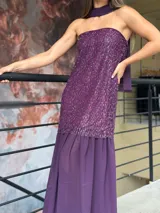 Vestido largo de fiesta color violeta, con escote strapless, cuerpo ajustado con lentejuelas y falda de gasa con caída fluida. Incluye chal del mismo color.