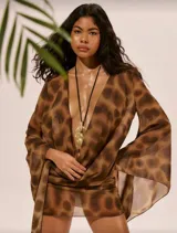 Vestido corto marrón con estampado de manchas, escote cowl y mangas largas.