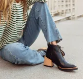 Botas cortas de cuero color marrón con textura de reptil en la puntera y caña, y textura de cocodrilo en el tobillo.