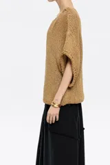 Jersey de punto abierto, color camel con brillo metálico, de manga corta y cuello bote.