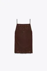 Top marrón con tirantes finos ajustables, escote recto, espalda descubierta con tiras ajustables y bordados florales.
