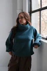 Sweater azul eléctrico de viscosa, con cuello alto y mangas largas abullonadas.