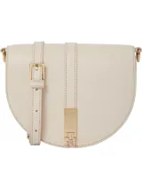 Cartera saddle color crema de Tommy Hilfiger, con correa ajustable y extraíble, cierre magnético, dos compartimentos principales y un compartimento con cremallera.