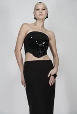 Corset negro sin tirantes con bordado de lentejuelas y apliques de espejo.
