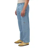 Pantalón de jean celeste, corte recto, con doble refuerzo en las rodillas y bolsillos laterales.