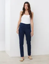 Jegging de algodón elastizado azul, marca Ruby Rd. Pretina ancha elastizada. Delantera con bolsillos simulados. Trasera con bolsillos aplicados.