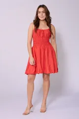 Vestido corto celeste con breteles finos, escote fruncido con lazo y falda con corte globo.