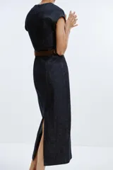 Vestido midi de denim azul, con cuello redondo, manga corta y cinturón marrón.