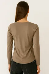 Remera de manga larga color blanco, de corte ajustado al cuerpo y cuello redondo.