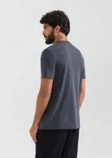 Camiseta gris oscuro de manga corta con cuello en V.