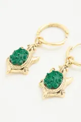 Aros colgantes dorados con forma de tortuga y detalle de piedra verde.