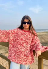 Sweater de lana tejido a mano con doble hilado, con cuello redondo y diseño jaspeado en dos colores.