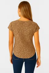 Remera marrón con estampado de ramas, corte holgado y mangas cortas.