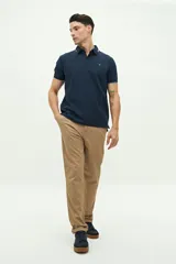Remera polo verde militar con textura, corte regular, cuello clásico con detalles en azul marino y logo estampado en el pecho.