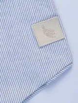 Camisa de manga larga a rayas con corte regular, confeccionada en algodón con botones de madera.