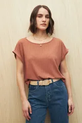 Remera color beige de tejido acanalado, con cuello bote y mangas cortas con dobladillo.