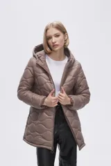 Campera acolchada color marrón topo, con capucha y cierre frontal.