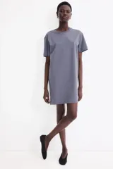 Vestido corto tipo remerón en punto de algodón color gris. Modelo con cuello redondo, hombros caídos y bajo recto.