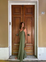 Vestido largo de viscosa, con tirantes finos y corte recto, disponible en varios colores sólidos.