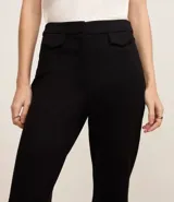Pantalón negro de punto roma, corte flare, con bolsillos delanteros de solapa y bolsillos traseros embutidos.