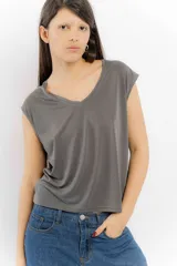 Remera gris con escote en V y mangas cortas.