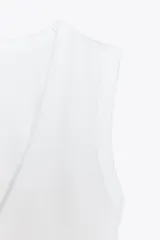 Camiseta negra de corte ajustado (slim fit) con escote pico pronunciado y manga sisa.