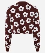 Buzo slim de jacquard color bordó con estampado de margaritas blancas. Tiene cuello redondo y manga larga.