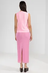 Falda midi de viscosa color rosa, con detalle de logo en cobre y cinturón negro con hebilla metálica.