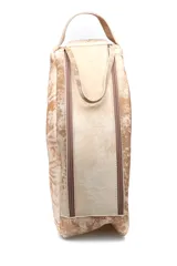 Bolso negro con cierres de diseño elegante y textura de cuero liso.