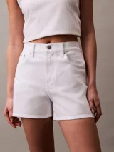 Short blanco de tiro alto con diseño de 5 bolsillos, cierre con botón y cremallera, trabillas de cinturón y detalles distintivos de Calvin Klein.