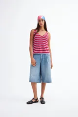 Musculosa tejida de punto con rayas horizontales rojas y lilas, escote en V y breteles anchos.