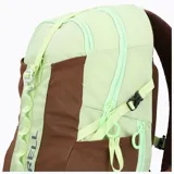 Mochila unisex Merrell Crest Daypack de 22 litros, color gris con detalles en negro. Fabricada en poliéster ripstop con tratamiento repelente al agua y cobertor impermeable de alta visibilidad. Cuenta con cinturón lumbar, respaldo acolchado con Mesh Foam Core, cinta Daisy Chain, bolsillos laterales para botellas, ajuste de pecho con silbato y bolsillo para llaves en la hombrera.