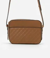 Bolso bandolera pequeño color marrón con textura geométrica en relieve. Tiene correa larga regulable, cierre de cremallera y separadores internos.