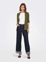 Pantalón de jean azul oscuro, de pierna ancha y tiro alto, con bragueta de botones, dobladillo doblado y pasadores para cinturón.