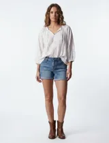 Short de jean azul oscuro, marca Royalty, con pretina con pasadores, botón y cierre. Delantera y trasera con bolsillos. Ruedo con dobladillo.