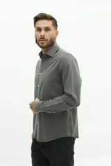 Camisa de manga larga color beige, de corte clásico y fit regular.