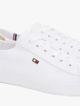 Zapatillas Tommy Hilfiger blancas de lona, con suela de goma vulcanizada, talón metalizado color dorado y logo de la marca bordado en el lateral.