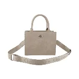 Cartera pequeña color beige, de formato rectangular, con doble asa de mano y correa larga extraíble con la inscripción "Love Oreiro".