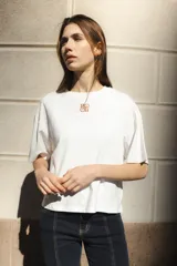 Remera blanca de algodón con calce boxy, cuello redondo y logo BG bordado en el frente.