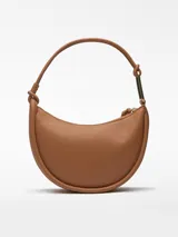 Bolso de hombro color marrón claro, con textura napa, un compartimento, cierre de cremallera, bolsillo interior con cierre de cremallera, asa tubular con pieza metálica y logo grabado.