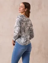 Blusa azul marino de gasa con escote en V y mangas largas con puño.