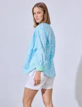 Camisa de algodón con estampado en tonos azules, con cuello solapa y mangas largas con puños en contraste.