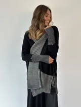 Saco negro de algodón con diseño de rayas horizontales grises en la parte delantera y en los puños.