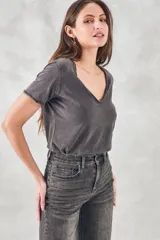 Remera de algodón lavado, ajustada al cuerpo, con escote en forma de V y manga corta.