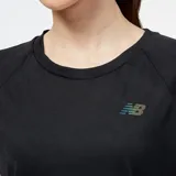 Remera de running de manga corta, color negro, con tecnología NB ICEx que proporciona transpirabilidad y secado rápido.