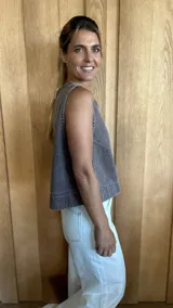 Chaleco color crudo con cuello redondo y costuras a la vista.