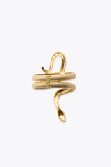 Brazalete rígido dorado con forma de serpiente enroscada.