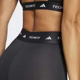 Calza deportiva Adidas 7/8 Techfit negra con cintura elástica con logo Techfit y logo de Adidas en la pierna izquierda.