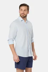 Short de baño azul vibrante, de corte clásico y largo medio, con cintura elástica y cordón ajustable. Cuenta con bolsillos laterales y suspensor de malla fina interior.